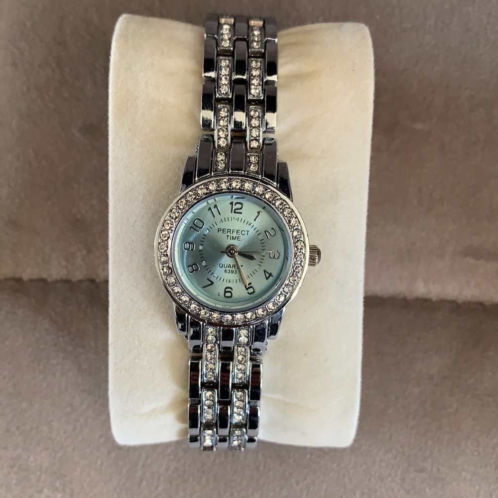 Perfect time quartz watch with rhinestone around the face needs a battery